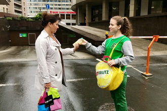 Раздача образцов продукции 